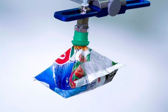 Verpackungen in der Pharma- und Lebensmittelindustrie können vielfältig sein. Will man diese automatisiert handeln, braucht es passende und/oder schonende Greifsysteme, wie etwa den Balgsauggreifer PSPF von Schmalz. Aber auch für andere Verpackungen ist was da ...(Bild:  J. Schmalz)