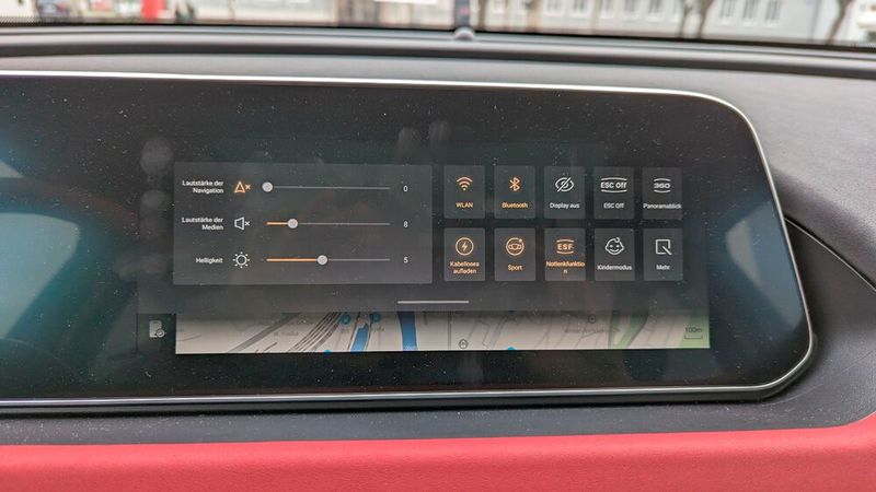 6. Zugriff durch den Beifahrer: Am Lenkrad des Ora 03 finden sich gut bedienbare Taster für die Entertainmentfunktionen. Doch der Beifahrer hat in China anscheinend kein Recht, die Lautstärke des Radios zu beeinflussen. Denn eine sofort erkennbare Bedienmöglichkeit fehlt. Erst nach längerem Suchen fanden wir eine zusätzliche Bedienebene, die sich durch Nach-unten-Wischen auf dem Touchscreen aktivieren ließ. Hier lässt sich die Lautstärke regulieren, allerdings auch nicht im bekannten Plus-/Minus-Schema, sondern über eine Art Slider. (Bild: Rosenow – VCG)