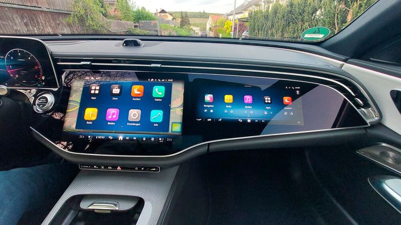 8. Das Beifahrerdisplay: Das Beifahrerdisplay erwacht nur dann zum Leben, wenn der rechte Vordersitz auch tatsächlich belegt ist. Dann kann der Beifahrer beispielsweise Videos streamen. Tut er das, sorgt ein intelligentes Sperrkonzept dafür, dass der Fahrer in diesem Fall nicht abgelenkt ist: Die bewegten Bilder kann er vom Fahrersitz aus nicht erkennen. Andererseits lassen sich beispielsweise die Massagefunktionen des Fahrersitzes von rechts aus aktivieren – ein lustiger Effekt, wenn der Pilot gerade nicht damit rechnet. (Bild: Mauritz – VCG)
