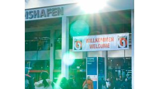 Noch zwei Wochen, dann sieht es vor dem Messeeingang in Friedrichshafen wieder so aus, denn die Fakuma öffnet am 12. Oktober ihre Tore. Und weil es die 30. Ausgabe der Kunststoffmesse am Bodensee ist, verspricht der Veranstalter P. E. Schall ein besonderes Menü an Informationen ... (Bild: P. E. Schall)