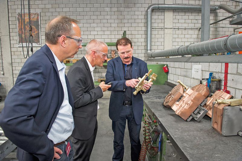 Jürg Solenthaler (li., Verkaufsleiter, Fehlmann AG) und Peter Hochuli (re., Leiter Sales und Marketing Services, KWC) zeigen dem SMM-Redaktor in der Produktion, auf was es bei den Guss-Werkzeugen ankommt. (Bild: Thomas Entzeroth)