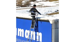 Der sichere, ergonomische Einsatz des Arbeitsmittels steht bei dieser Enteisungsleiter von Mauderer im Vordergrund. (Bild: Mauderer)