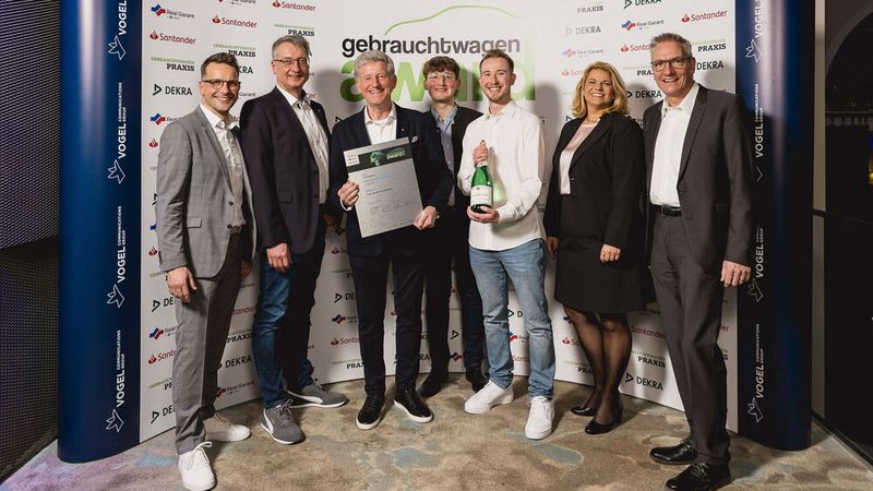 Der dritte Platz in der Kategorie Vertragshandel geht an das Autohaus Griesbeck in Deggendorf (Team mit Juroren). (Bild: Stefan Bausewein)