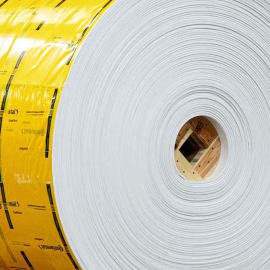 Die weißen Fördergurte von Contitech erfüllen strenge Anforderungen für Lebensmittelzertifikate.(Bild:  Contitech)