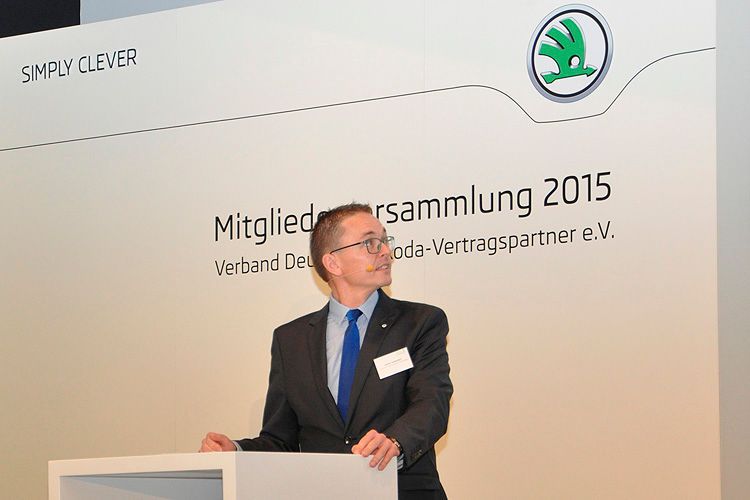 Jochen Schandert, Arbeitskreis Marketing und Vertrieb, wies unter anderem auf Probleme mit Vorführwagen hin: Der Handel schreckt vor hochwertig ausgestatteten Modellen zurück, weil sie nach dder Zulassung stark an Wert verlieren, der Importeur aber den Vorführwagenbonus in der Vergangenheit deutlich gesenkt hat. (Foto: Grimm)