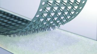 Klettverschluss-Variante aus Stahlband und Kunststoffflausch, der noch durch dünne Stahldrähte ersetzt werden soll. Bild: Koenig Verbindungstechnik (Archiv: Vogel Business Media)