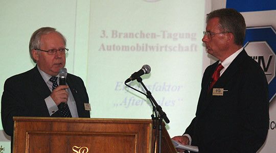 Dr. Martinowsky, Vorstand Wiesenthal AG (Wien) und Präsidenst des Verbands europäischer Mercedes-Benz-Händler (rechts), im Gespräch mit Prof. Schütt. (Archiv: Vogel Business Media)