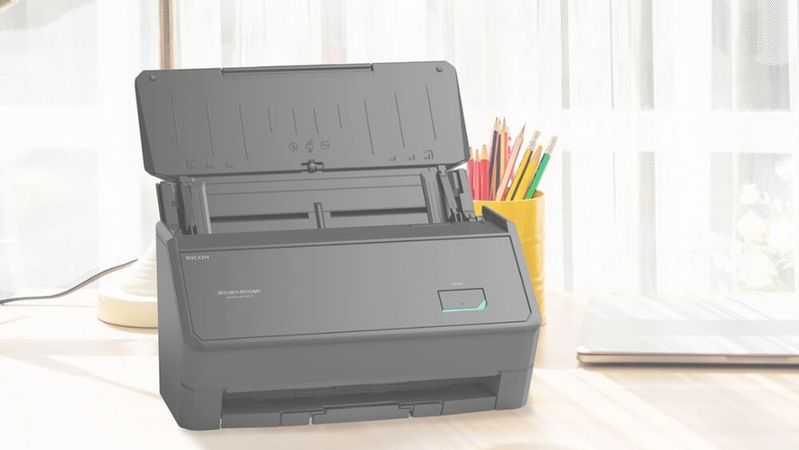 Der Duplex-Scanner Scansnap iX2400 von PFU liefert dieselbe Scanleistung von bis zu von 45 Seiten beziehungsweise 90 Bildern pro Minute wie das Flaggschiff Scansnap iX2500. (Bild:  PFU)