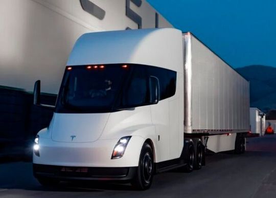 Its production was long delayed, but now Tesla's electric truck Semi is being built in the USA. If the Elon Musk company has its way, it will soon also be seen on Europe's roads...(Image:  Tesla)
