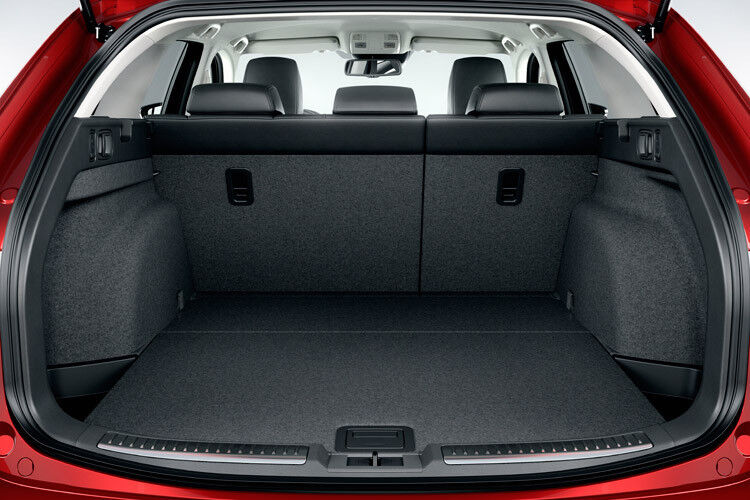 Beim Kombi lässt sich das Kofferraumvolumen von 522 auf 1.664 Liter vergrößern, wenn man die Rücksitze umklappt. Das geht auch vom Kofferraum aus. (Foto: Mazda)