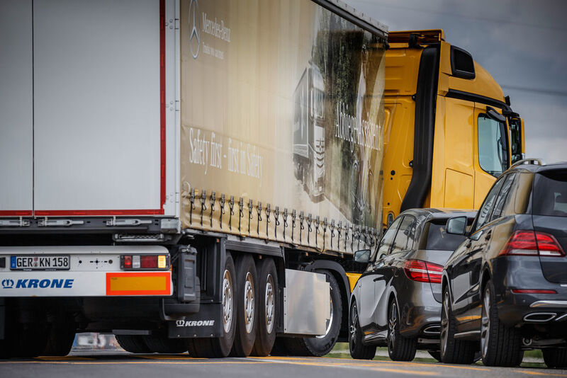 Der Abbiegeassistent hilft auch Unfälle beim Spurwechsel zu vermeiden: im Stadtverkehr, ... (Daimler)