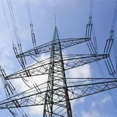 So hoch wie diese Strommasten wirken, sind die Stromkosten wirklich. Wer als Fertigungsunternehmer heutzutage weiterhin profitabel agieren will, sollte sich diese Ausführungen vom Fraunhofer-IPA nicht entgehen lassen ... (Bild: Networker)