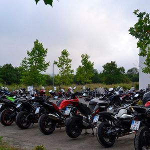 Ein Anblick, der das Herz jedes Motorradfans höher schlagen lässt: Dutzende Motorräder warten vor dem Hotel auf die erste Tour.(Bild:  Dotzler, Dominsky, Lacher, Maderner, Michel, Rosenow, Schweitzer/»kfz-betrieb“)