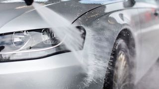 Wasser zählt zu den im Straßenverkehr allgegenwärtigen Feinden einer Lithium-Ionen-Antriebsbatterie.  (Shutterstock)