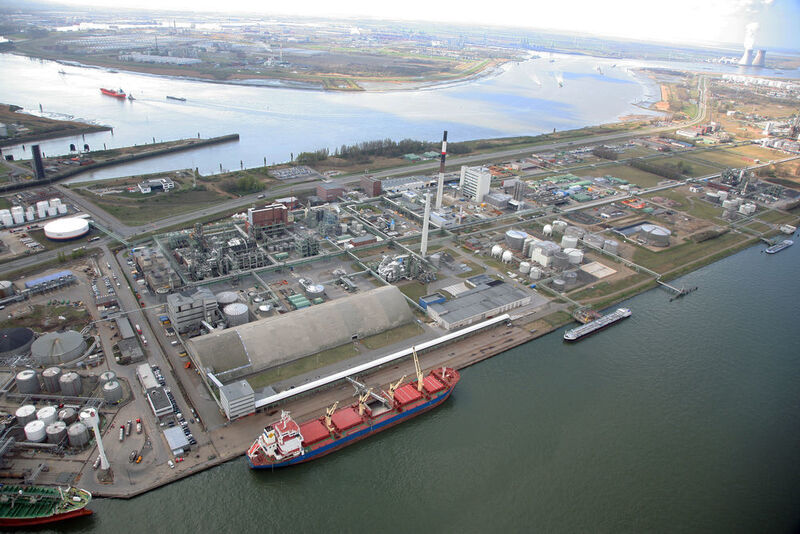 Der ehemalige Lanxess-Mutterkonzern Bayer gehörte zu den ersten Firmen, die sich im Hafengebiet an der Scheldemündung niederließen. Heute ist Antwerpen nicht nur einer der größten Häfen Europas, sondern auch einer der bedeutendsten Chemie- und Petrochemie-Standorte des Kontinents. (Lanxess)