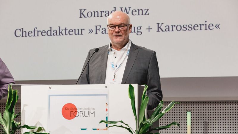 Konrad Wenz, Chefredakteur »Fahrzeug+Karosserie«, begrüßte rund 400 Teilnehmer zum Kfz-Sachverständigen Forum 2024 in Würzburg.  (Bild: Stefan Bausewein)