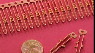 Die Zunahme elektrischer Antriebe und Elektronik im Automobilbereich führt zu einer höheren Anzahl an verbauten Steckverbindern in unterschiedlichsten Designvarianten, die immer kleiner werden. (Bild: Fraunhofer IWM)