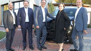 Der neue Verbands-Vorstand (v. li., ohne Thomas Kummich): Benjamin Jakob, Thomas Gauch, Adrian Glöckner und Peter Jakob haben FCA-Deutschland-Chefin Maria Grazia Davino zum Fotoshooting mitgenommen. Zum Vergrößern bitte klicken. (Bild: Alfa-Romeo- und Jeep-Händlerverband)