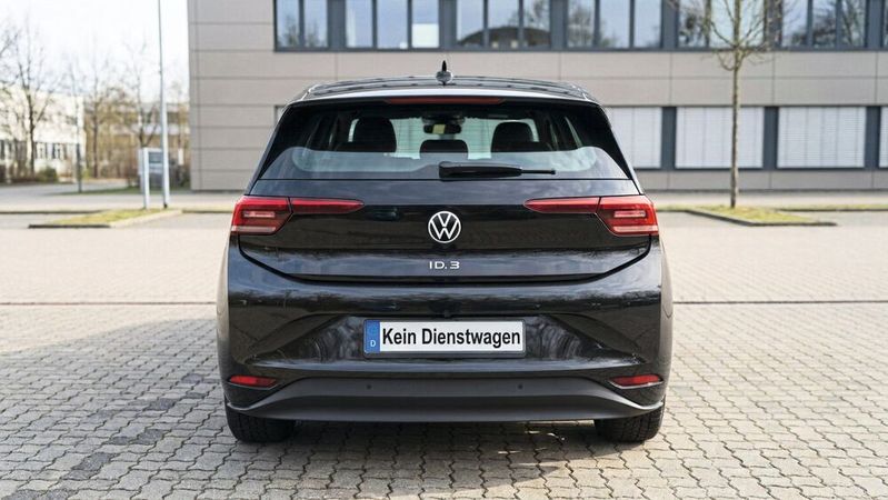 Mit Jobautos wird das Modell der Gehaltsumwandlung von Fahrrädern auf Pkw übertragen – ein vertrieblicher Ansatzpunkt für Händler. Um klassische Dienstwagen handelt es sich dabei nicht.(Bild:  Gemini / KI-generiert)