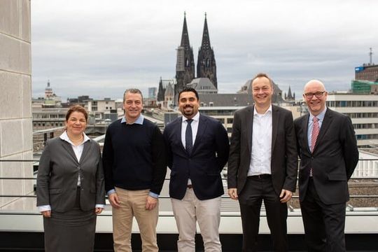 (Vertreter von EVO Payments und cleverbridge nach der Vertragsunterzeichnung in Köln. (Bild: EVO Payments))