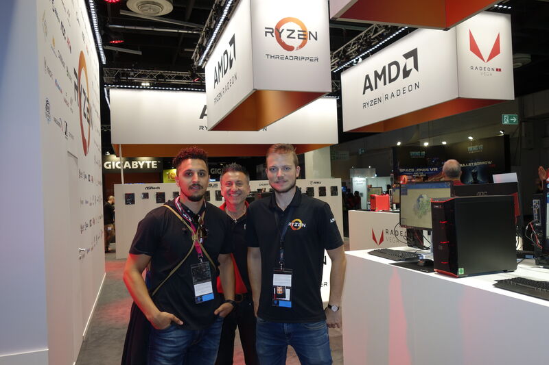(l.) Alexander Scholz und Markus Holzwig, AMD, mit einem Fotocrascher in der Mitte! (Bild: IT-BUSINESS )