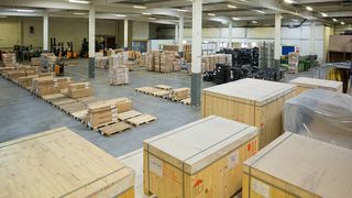 Am Standort Traiskirchen übernimmt Logwin auch das sogenannte Einhausen: Jede Palette erhält eine Verkleidung aus zertifiziertem, schädlingsfreiem Holz. (Bild: Logwin)