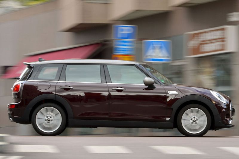 Sieger in der Kompaktklasse: der Mini Clubman One. Seinen Restwert beziffern die Autoren im Jahr 2020 auf 12.876 Euro, das entspricht 58 Prozent vom Neupreis. (Mini)