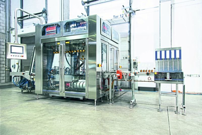 3SL PacTec ist spezialisiert auf die Entwicklung und Herstellung von Kartonier- und End-of-Line-Verpackungstechnik, beispielsweise dem vollautomatischen, servogesteuerten Toploadkartonierer FMC 250.  (SEW-Eurodrive)
