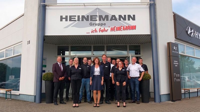 Geschäftsführer Marc Heinemann (links) sieht seine Mitarbeiter lieber als Mitunternehmer. (Bild: Rosenow/»kfz-betrieb«)