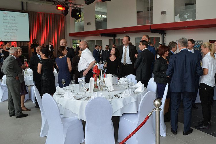 Die Gäste nahmen das Seat-Autohaus in Alsbach-Hähnlein, einem kleinen Ort südlich von Darmstadt, in Augenschein. (Foto: Grimm)