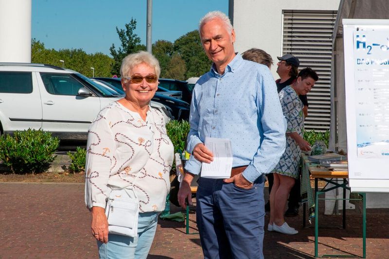 Dietlinde Stüben-Endres, Obermeisterin der Vestischen Innung, und Fred Toplak, Bürgermeister von Herten, bei der E-Motion. (Bild: Vestische Innung des Kfz-Gewerbes)