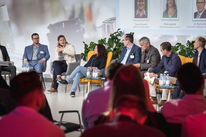 Anwenderkongress Steckverbinder 2023: Tag 1 mit Basisseminaren, Podiumsdiskussion und Posterslam. (Bild: Stefan Bausewein)