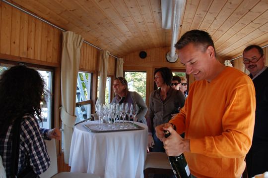 »kfz-betrieb«-Chefredakteur Wolfgang Michel ließ die Korken knallen und gönnte sich ... (Archiv: Vogel Business Media)