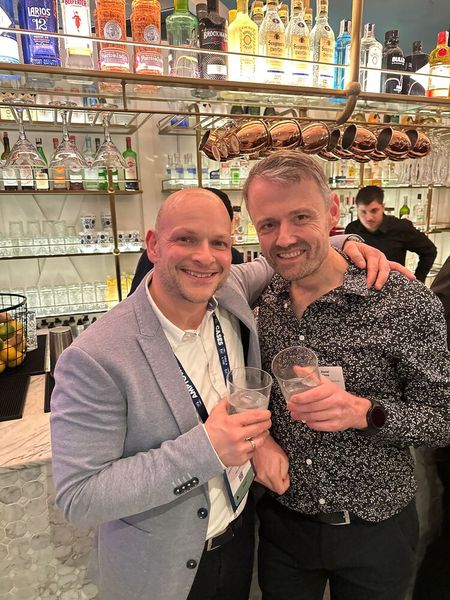 Michael Brune und Daniel Linne (r., Dekora-Design) kommen jedes Jahr zur ISE. (Bild: Vogel IT-Medien GmbH)