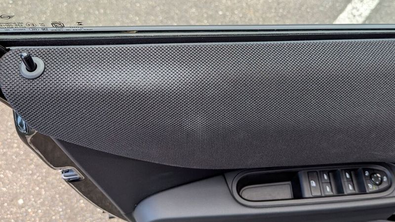 Der Bezugsstoff des Cockpits findet sich auch an den Türtafeln wieder. Er sieht zwar schick aus, fühlt sich aber extrem rau an. Hier den Ellenbogen abzulegen, vielleicht noch mit kurzen Ärmeln, wird schnell unangenehm. Und der Stoff zeigt zudem schnell Druckstellen. (Bild: Rosenow – VCG)