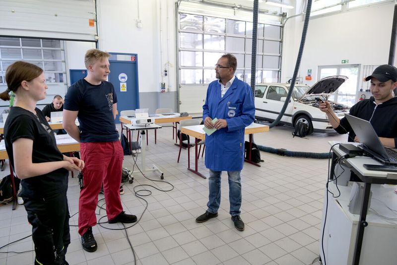 In einer Live-Schaltung erläuterte Rolf Schneider, stellvertretender Schulleiter der Landesfachschule des Kfz-Gewerbes Hessen, mit einigen Azubis, welche Vorteile es hat, autoFCHMANN Digital in die überbetriebliche Lehrlingsunterweisung zu integrieren. (Bild: Schmidt/autoFACHMANN)