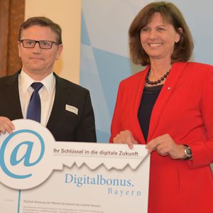 Asco-Geschäftsführer Sylvio Matthäß nahm den Förderbescheid Digitalbonus aus den Händen von Bayerns Wirtschaftsministerin Ilse Aigner entgegen. 