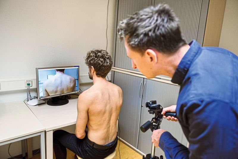 Das Betrachten des Echtzeitvideos des eigenen Rückens senkt nach einer Minute die Intensität des Schmerzes bei Patientinnen und Patienten mit chronischem Rückenschmerz. (Bild: Damian Gorczany, Ruhr-Universität Bochum)