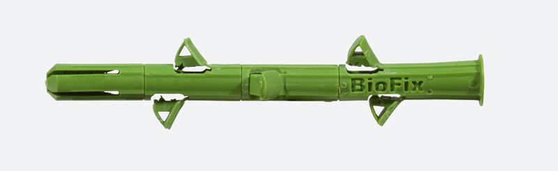 Funktionsmuster eines Biofix-Dübels. Das Material basiert auf erneuerbaren Inhaltsstoffen. (Bild: Fischerwerke)