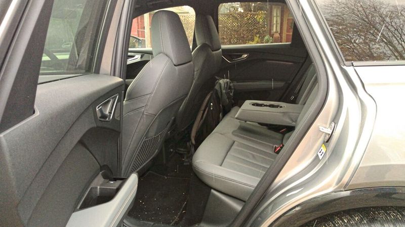 In der zweiten Sitzreihe ist auch dann ausreichend Platz, wenn davor ein großer Fahrer sitzt. (Bild: Thomas Günnel/Automobil Industrie)