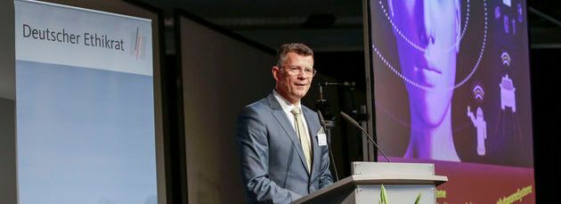 Am 21. Juni 2017 fand in Berlin die Jahrestagung des Deutschen Ethikrates zu Thema "Autonome Systeme. Wie intelligente Maschinen uns verändern" statt. Am 21. Juni 2017 fand in Berlin die Jahrestagung des Deutschen Ethikrates zu Thema "Autonome Systeme. Wie intelligente Maschinen uns verändern" statt.