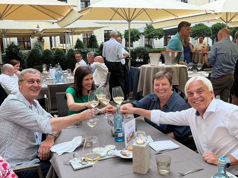 Beim gemeinsamen Abendessen konnten die Teilnehmer den Tag Revue passieren lassen. Hier Ernst Bürger und Sabine Smentek mit Luise Kranich, Referatsleiterin „Digitalisierungsprogramme Bund und Föderales“ beim BMI (2. v. l.) und Ralf Armbruster, Bereichsleiter Digitale Bildungsplattform in Baden Württemberg (r.) (©Vogel IT-Akademie)