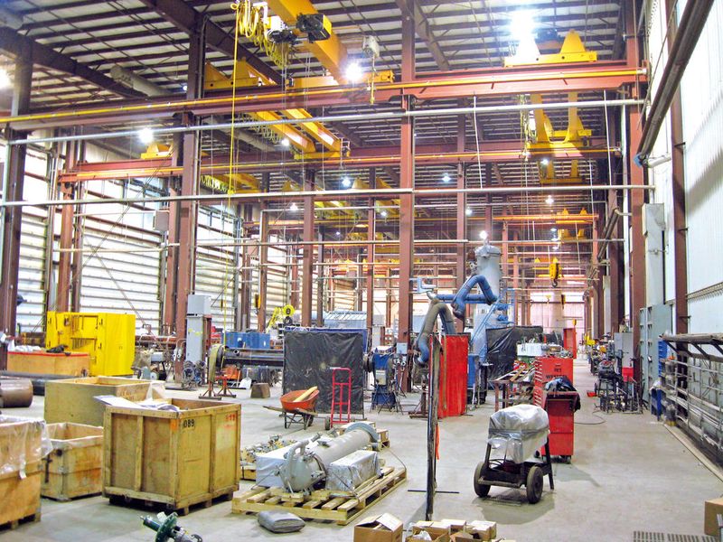 Nachdem die Verkabelung, Programmierung und Kommissionierung der Anlage auf dem Enerflex-Werksgelände abgeschlossen ist, zerlegen die Techniker alles in versandfreundliche Einheiten.  (Bild: Turck)