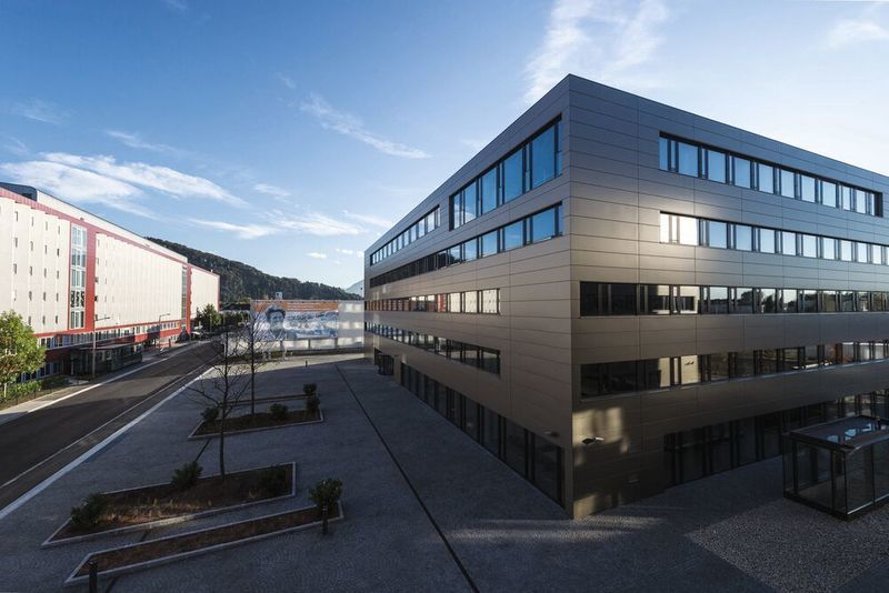 Das neue Porsche-Zentrum in Salzburg – im Hintergrund sieht man die Schautafel über Louise Piёch. (© FOTO FLAUSEN)