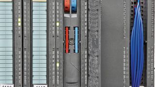 Im Vergleich zur herkömmlichen, zeitaufwendigen Einzelader-Verdrahtung (rechts) macht der VIP-Frontadapter (links) den Anschluss einfach und schnell. (Bild: Phoenix Contact)