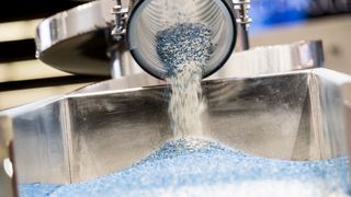 Transport und Förderung von Pulvern und Schüttgütern ist ein Kernthema der Powtech. (Bild: Nuernberg Messe / Thomas Geiger)