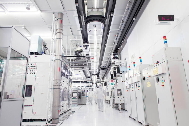 Inside the cleanroom at GLOBALFOUNDRIES' Fab 1 semiconductor manufacturing facility in Dresden, Germany. (GLOBALFOUNDRIES)