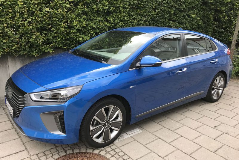 Neben seinem alternativen Antriebskonzept verfügt der Ioniq Hybrid über eine ganze Reihe von Maßnahmen zur Gewichtsreduzierung und eine umfangreiche Ausstattung. Daneben ist eine Vielzahl von Assistenzsystemen wie beispielsweise Notbremsassistent oder Spurhalteassistent serienmäßig an Bord. (Michel/»kfz-betrieb«)
