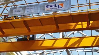 Montiert wurden die Krane und Hebezeuge vor der Fertigstellung der Hallendächer, um die Montage zu erleichtern. (Stahlcranes)