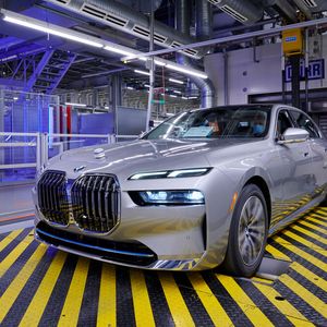 Vom Ende der Montage bis zum Finish fahren die Autos selbstständig. Dafür nutzen sie eine Infrastruktur außerhalb des Fahrzeugs.(Bild:  Tom Kirkpatrick/BMW)
